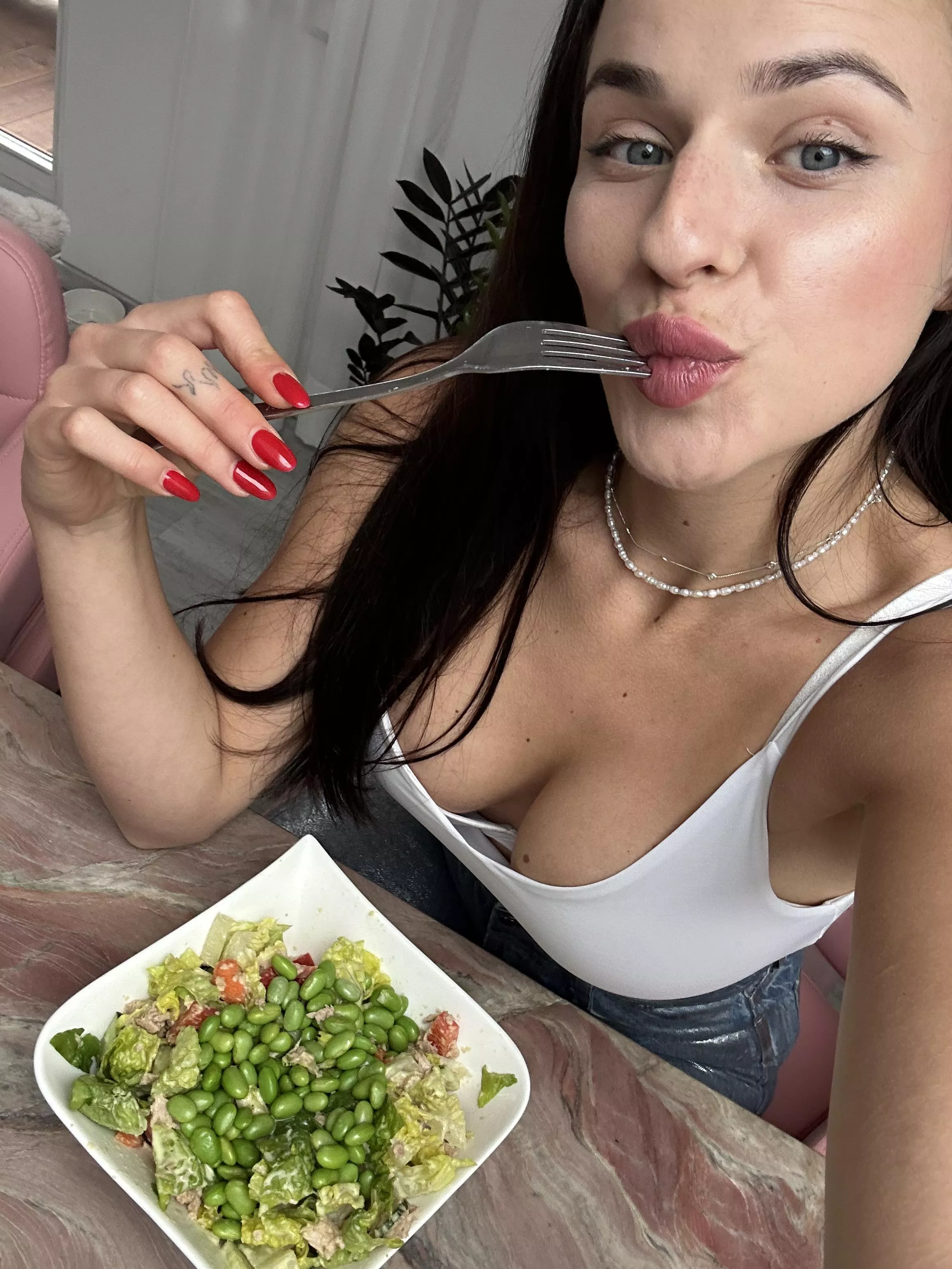 Whatcha lookin at babe ?