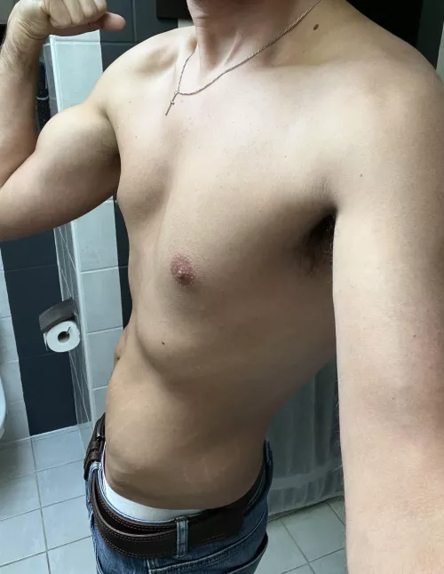 27 gym bro looking to make some holiday cash. Hmu with your requests. Kink friendly and open to pretty much anything (pics, vids, chat, lives, gear) all customizable. 