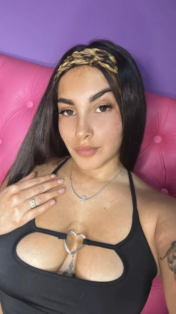 killer vibes in my black top should be enough to turn heads