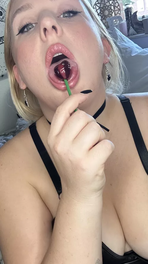 Like this lollipop, I want to lick you. Everything should be handled by me.