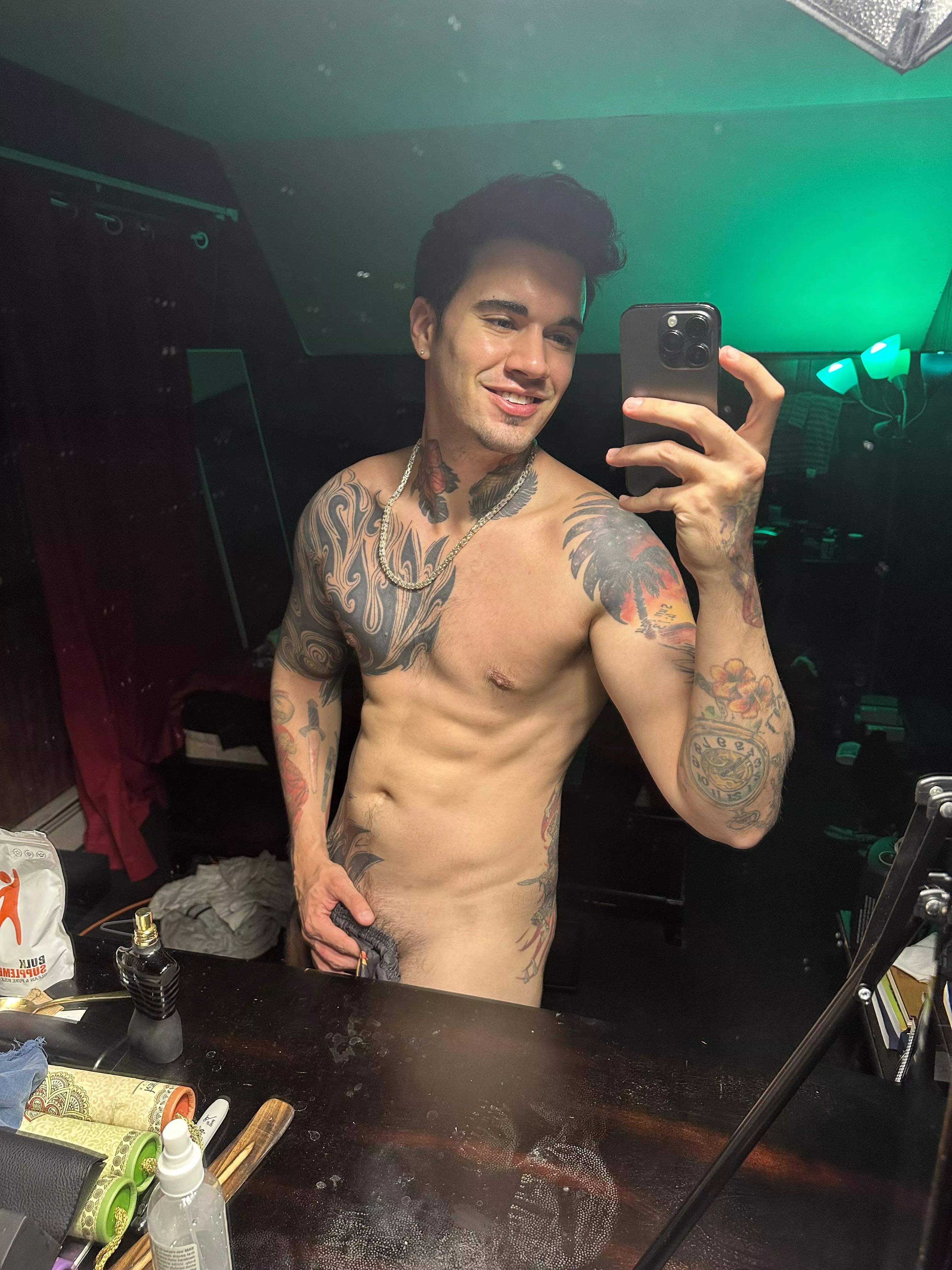 On my way to my gym sesh, wish we could do it nude like the greeks did 