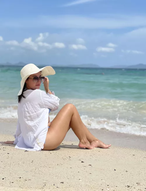 Since everyone liked the hat so much I decided to take another photo with her and share