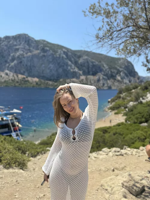 This tight sunny dress feels like it was tailor-made for my curves :)