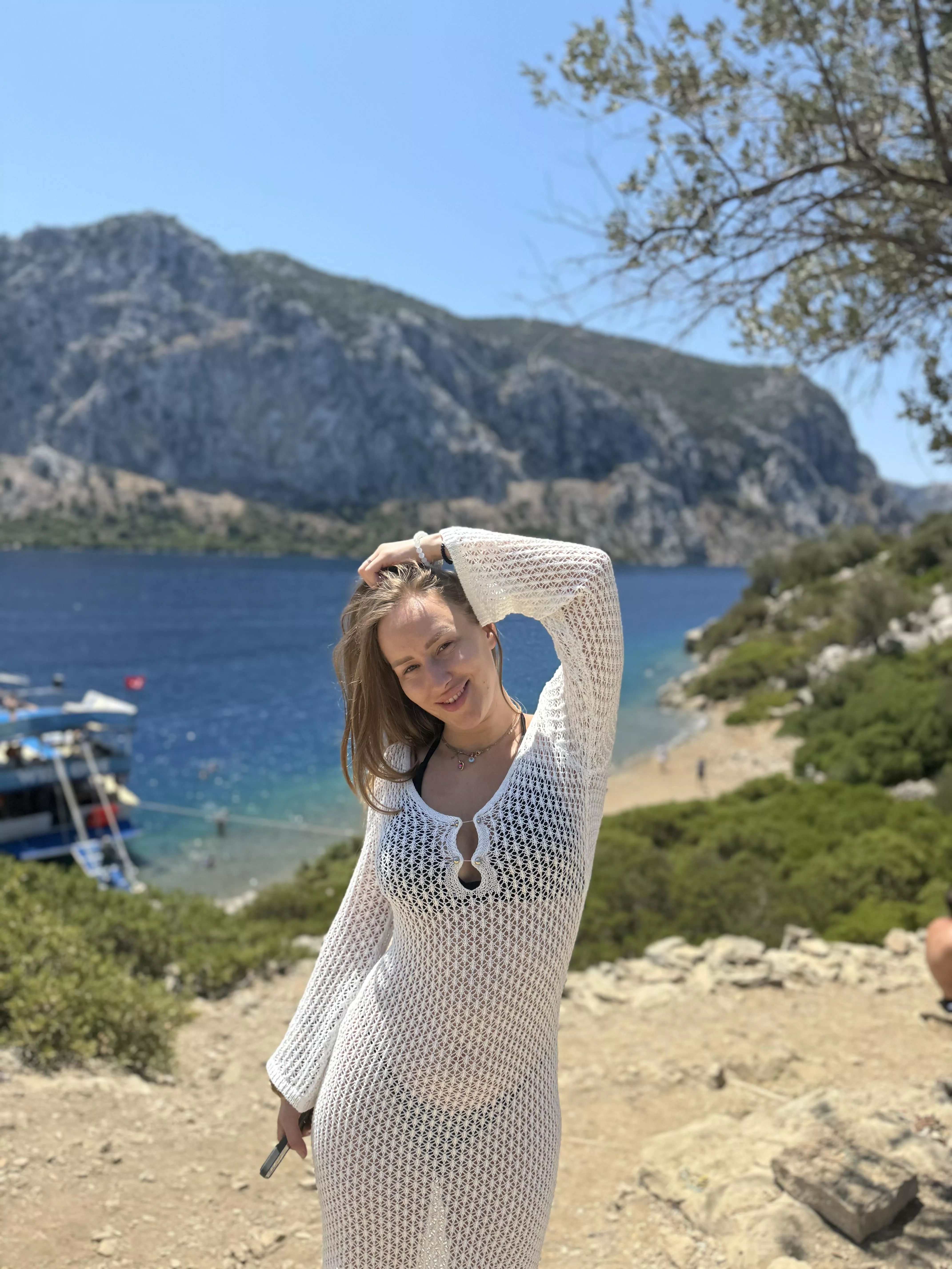 This tight sunny dress feels like it was tailor-made for my curves :)