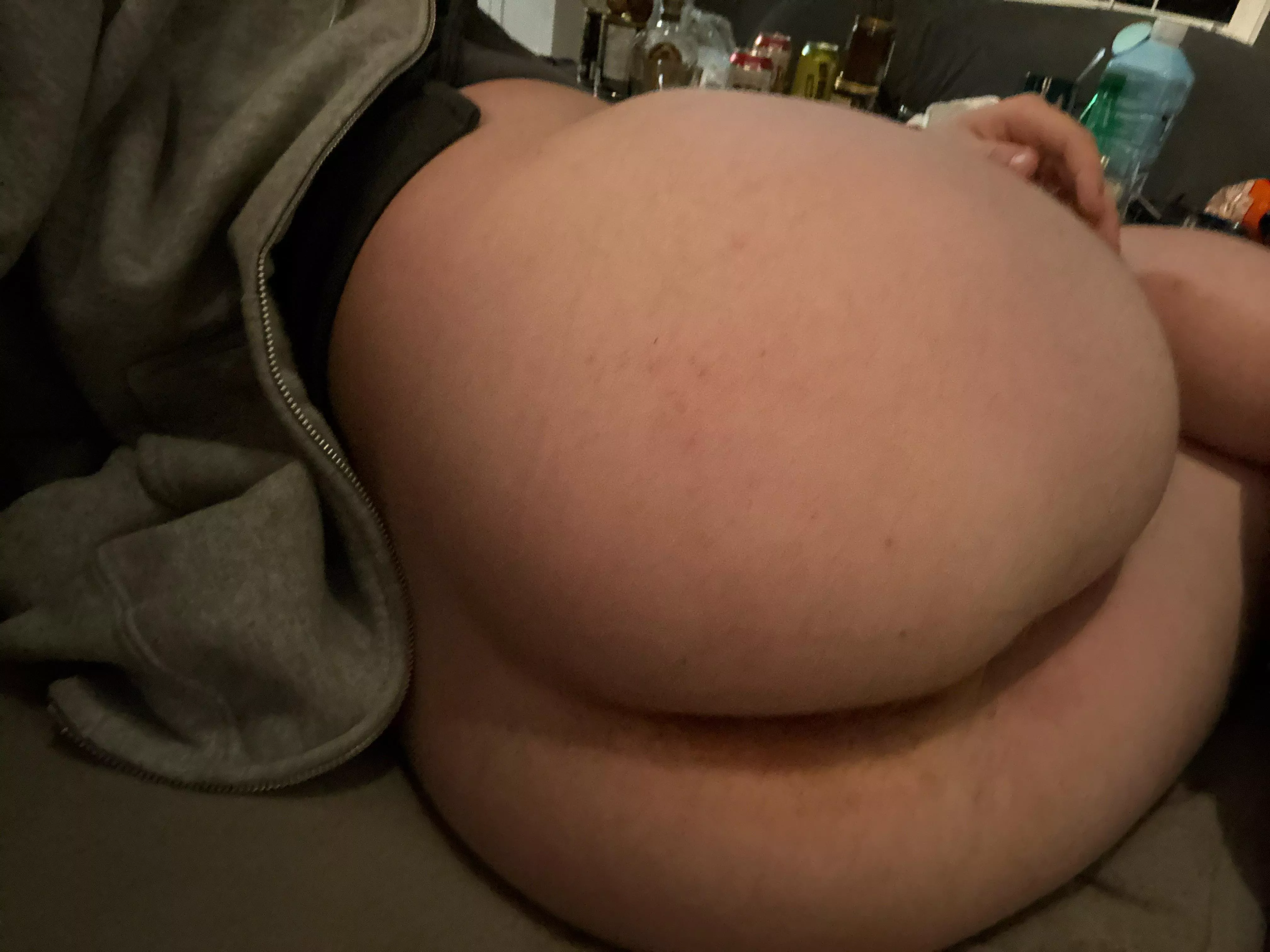 Wanna pound my ass while I’m wasted n baked?