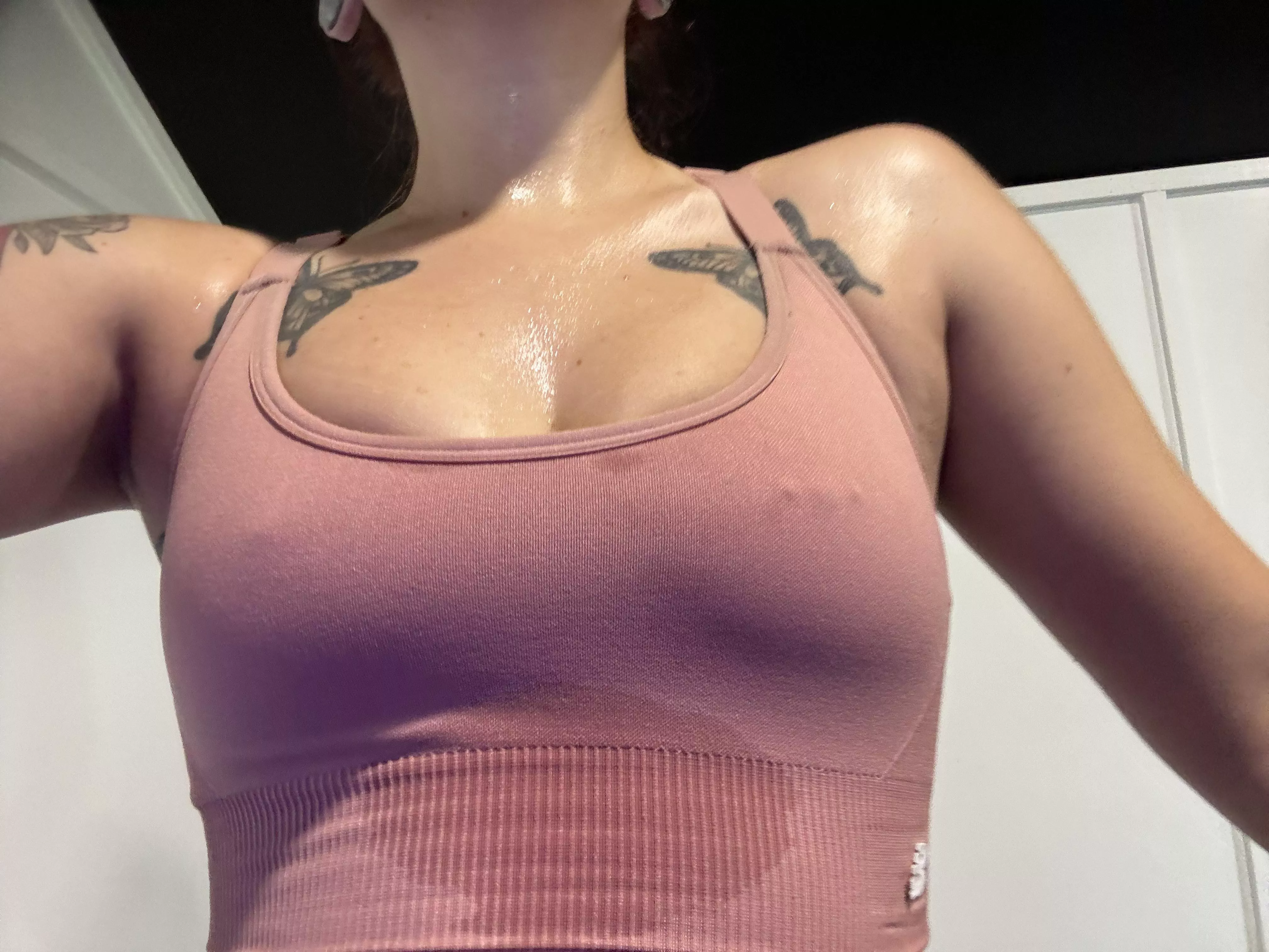 I love the way sweat shines 😉😋