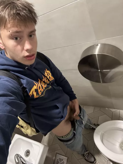 If you walk in on me peeing, wyd?🍆💦