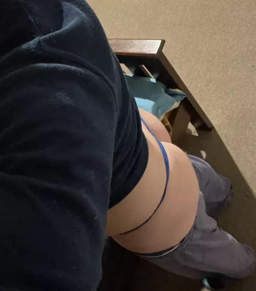 Pants down thong is out!