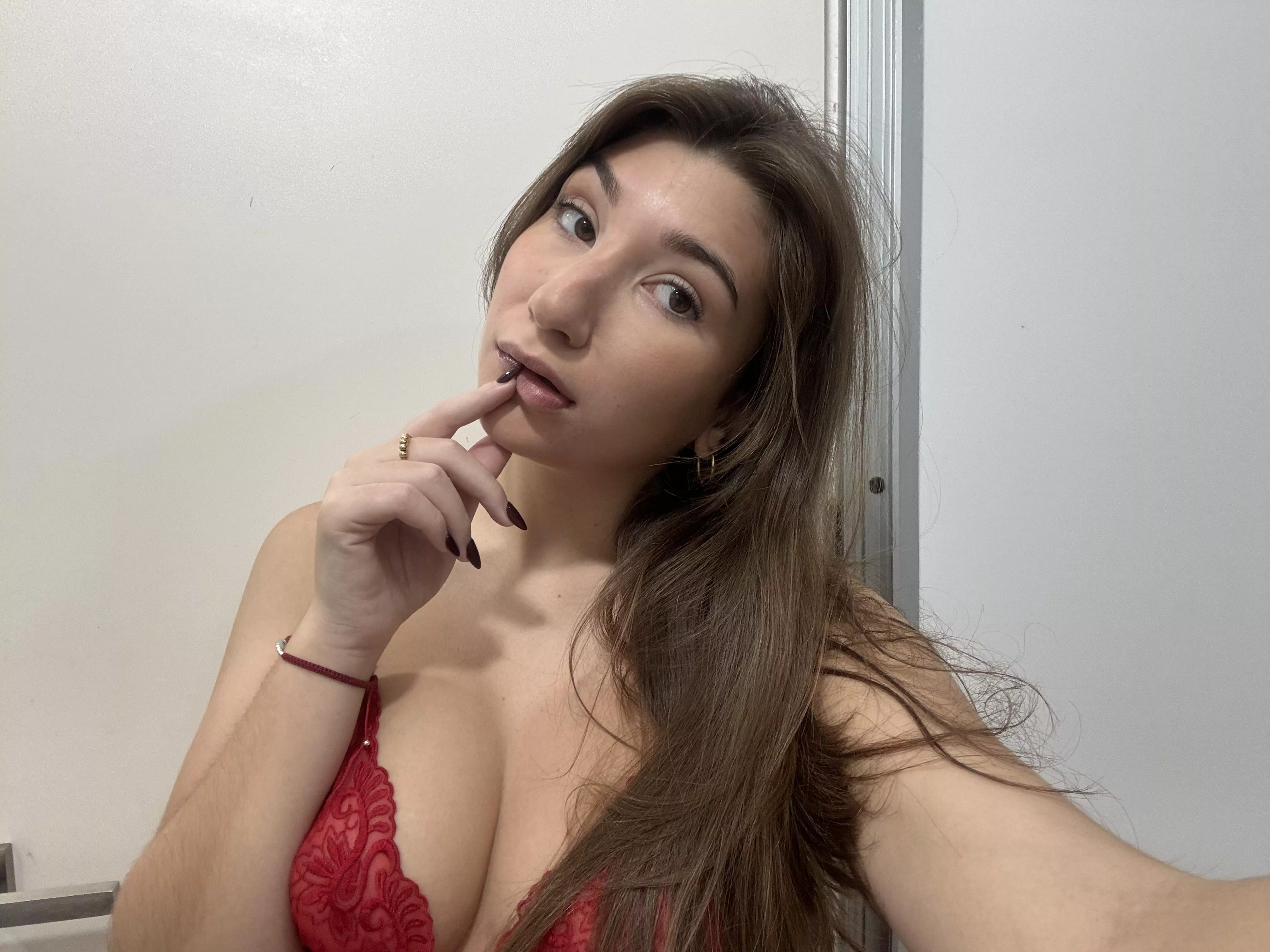 Red lace, red lips, always a classic ✨