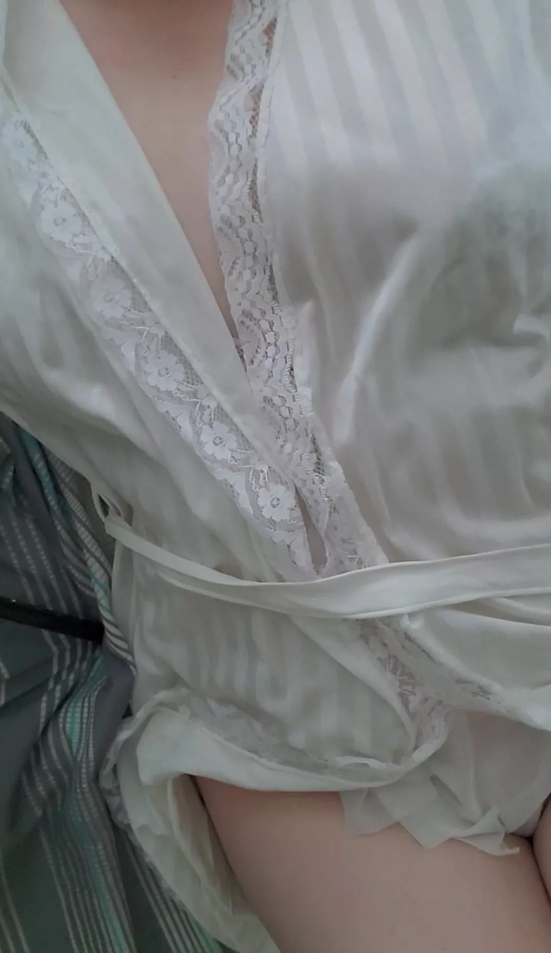 🤍 White Lacy robes are chef's kiss 💋