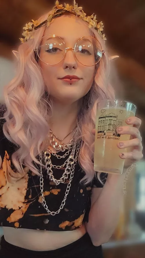 Yes, the carpet does match the curtains