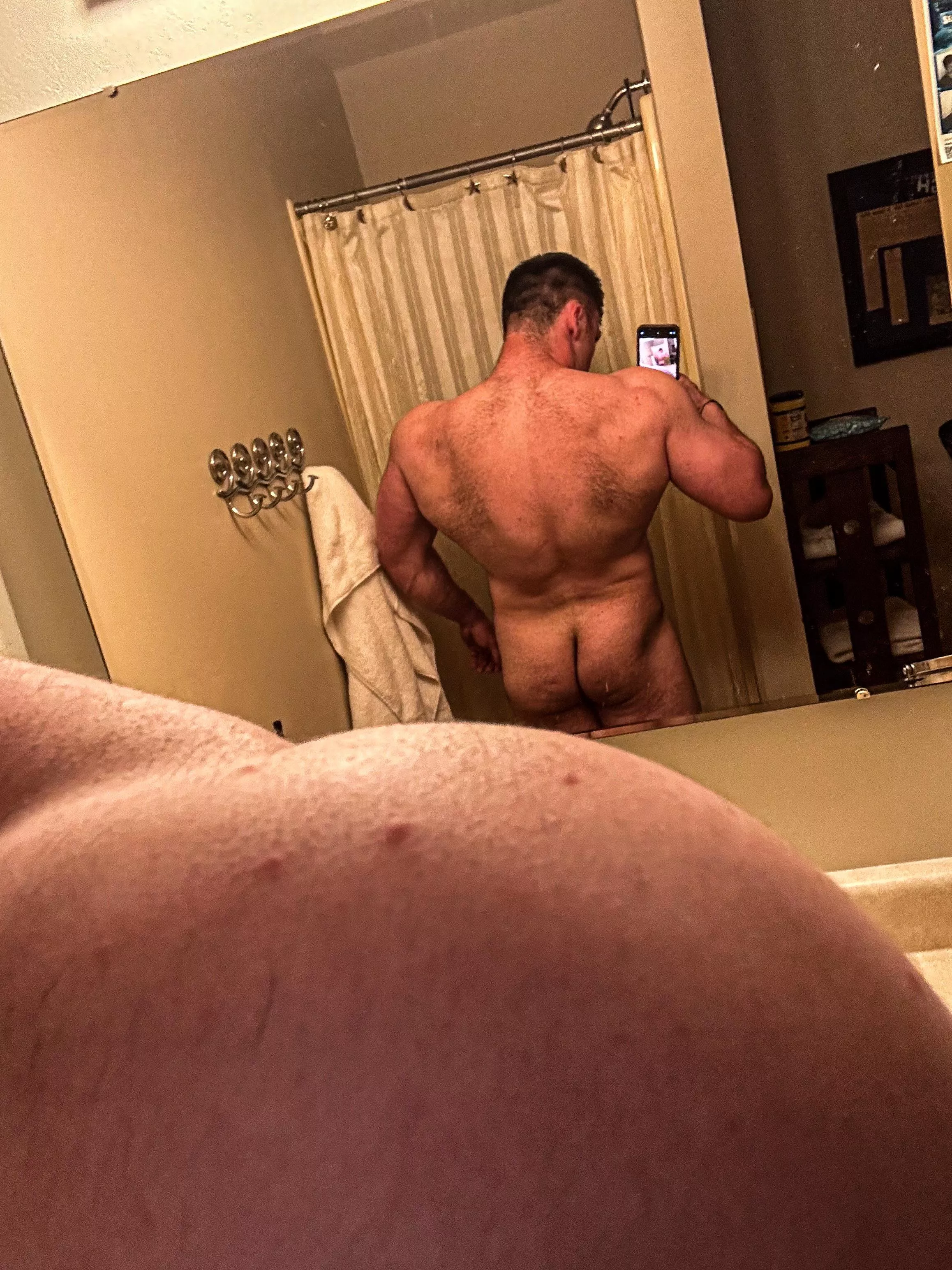 Anyone into thicker dudes 👀🖤