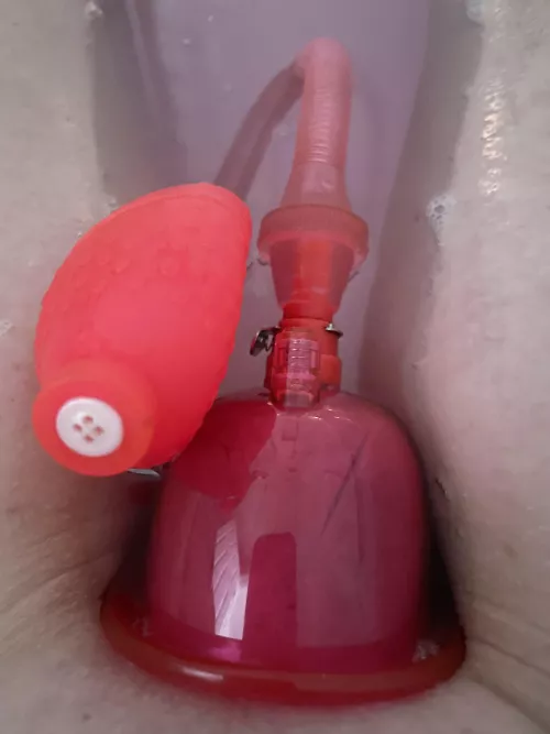 [F]irst time pumping in the bath…feels extra naughty 🩷