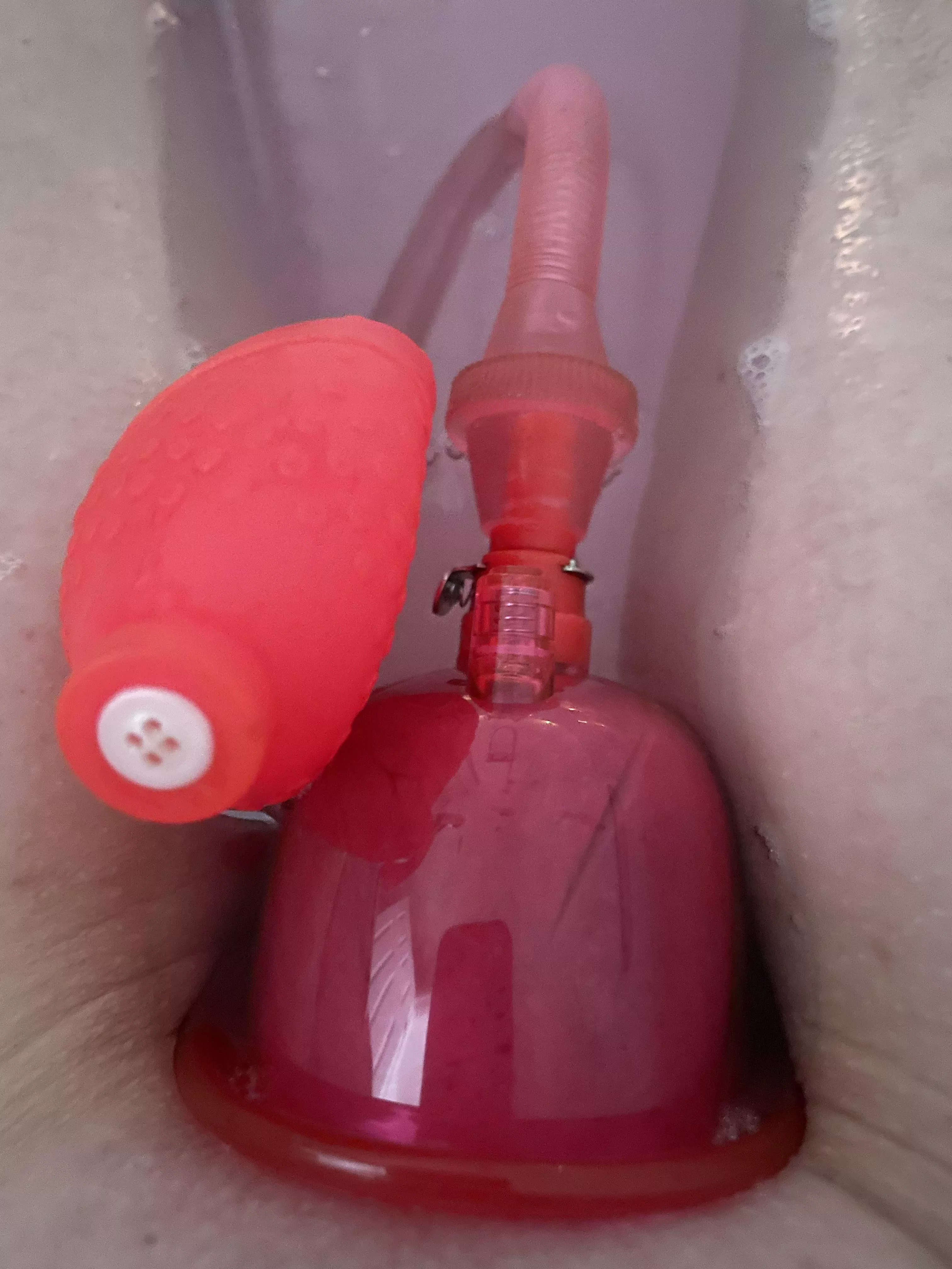 [F]irst time pumping in the bath…feels extra naughty 🩷