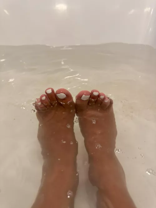 I want your cum all over my feet, daddy.