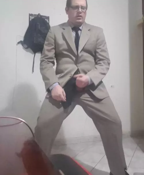 Mmmmm si mi piace segarmi in giacca e cravatta