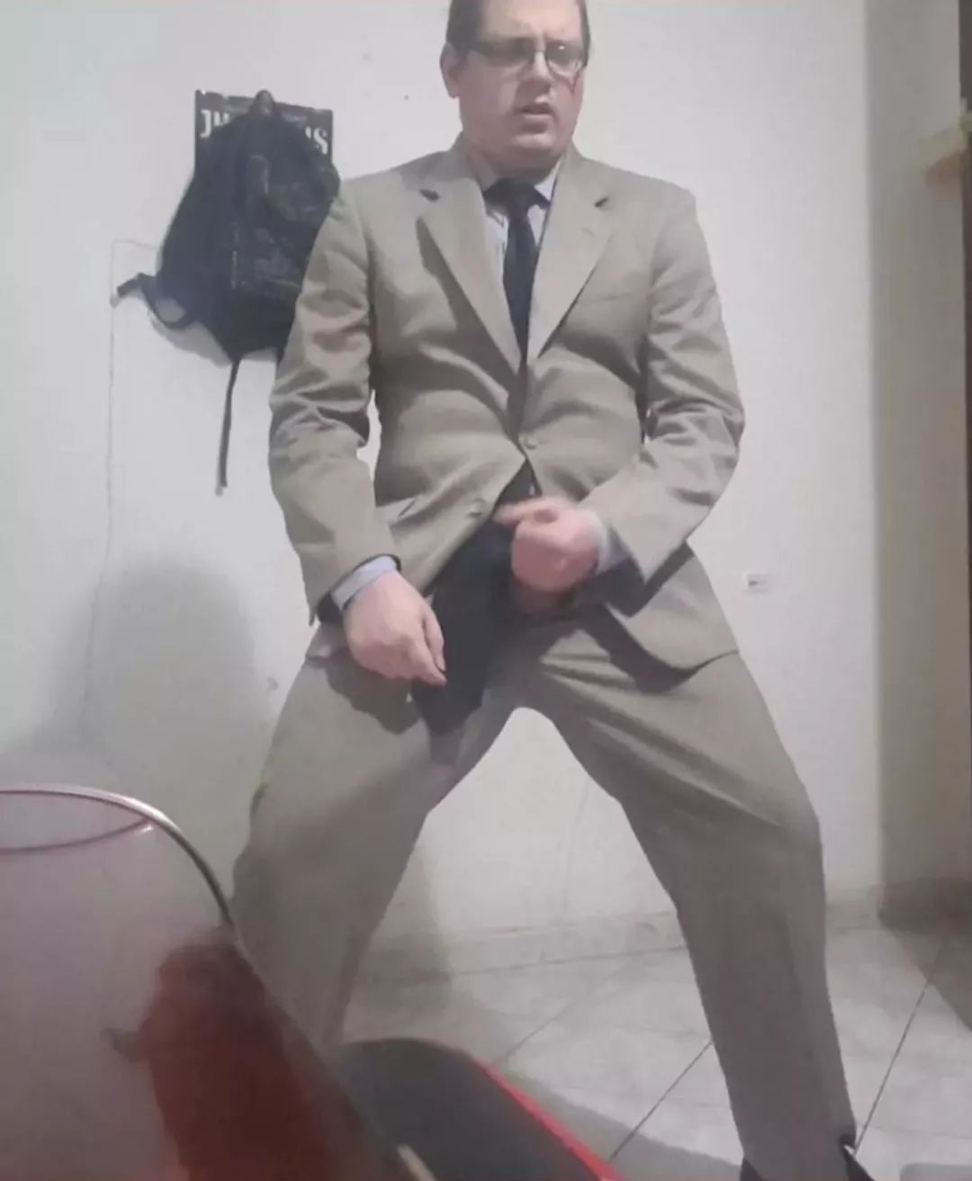 Mmmmm si mi piace segarmi in giacca e cravatta