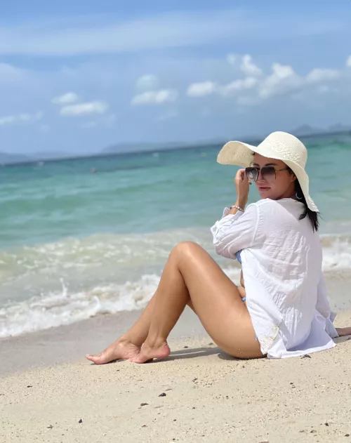 Since everyone liked the hat so much I decided to take another photo with her and share