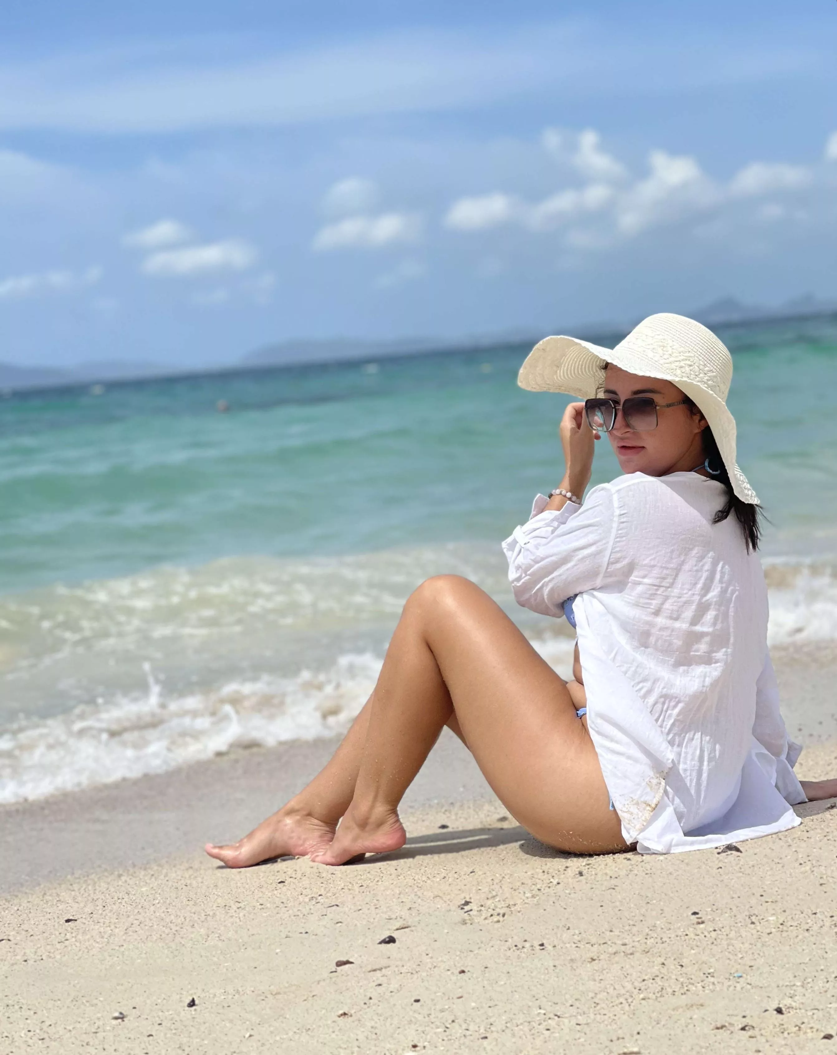 Since everyone liked the hat so much I decided to take another photo with her and share