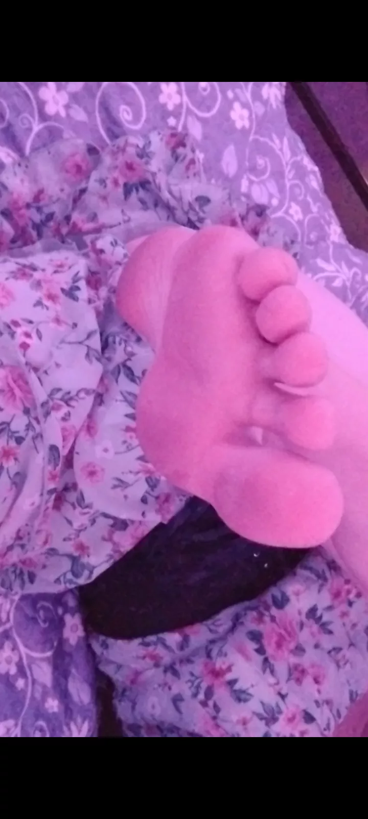 what would u do sniff, fuck, or suck? my soft pink soles💞💞