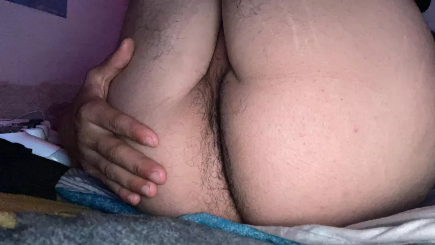 anyone to play n chat with this pretty white ass