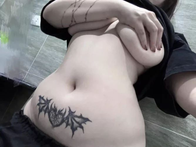 Goth succubus at your service 🖤