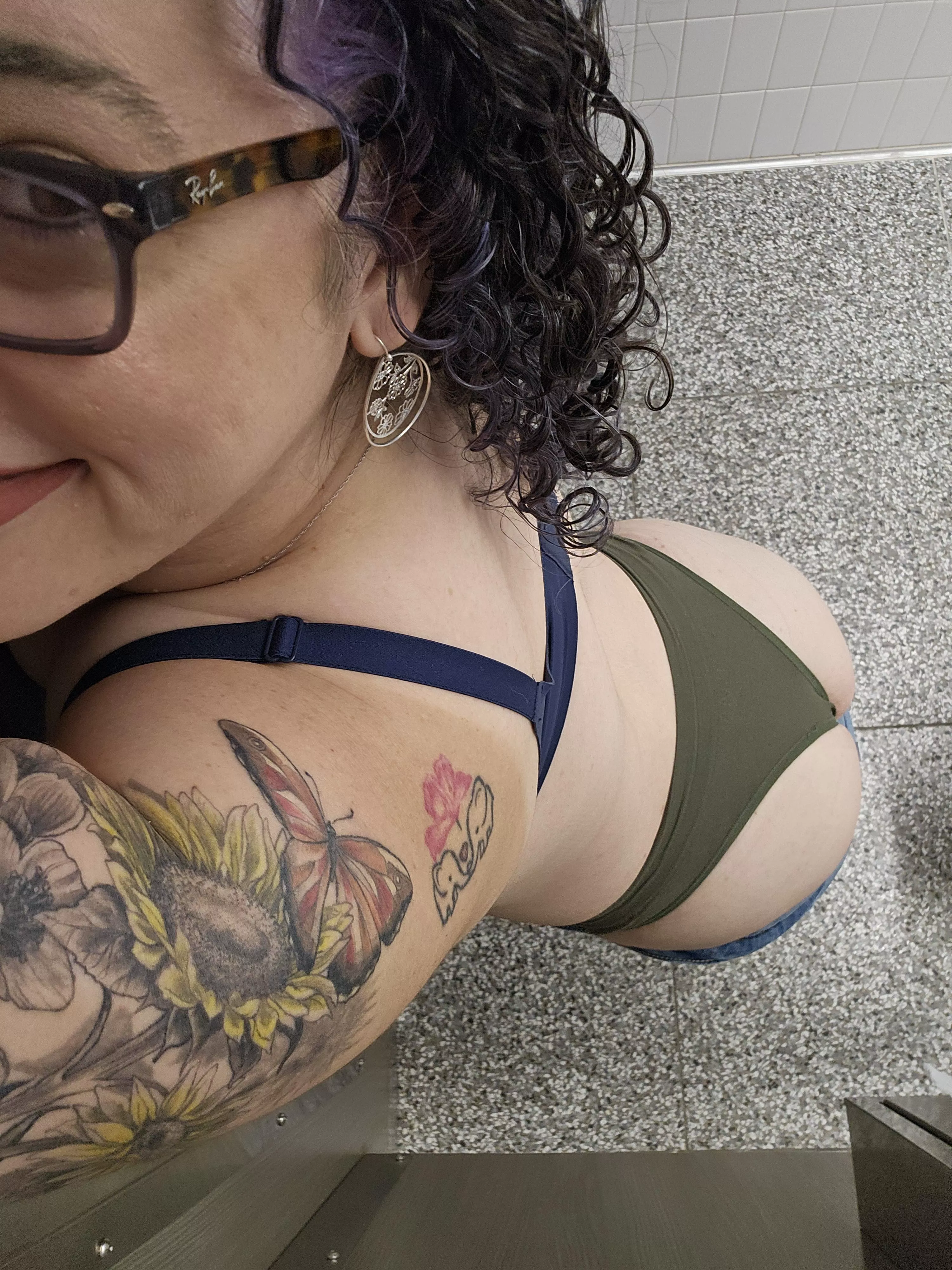 In the office on a Friday, but feeling peachy keen jelly bean 🍑