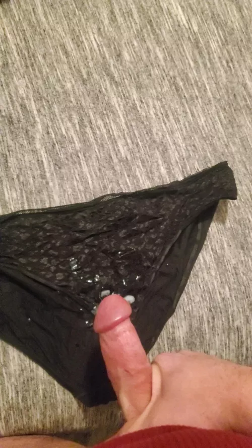 Love cummin on her panties 