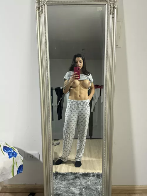 Pyjamas or lingerie? The choice is yours.