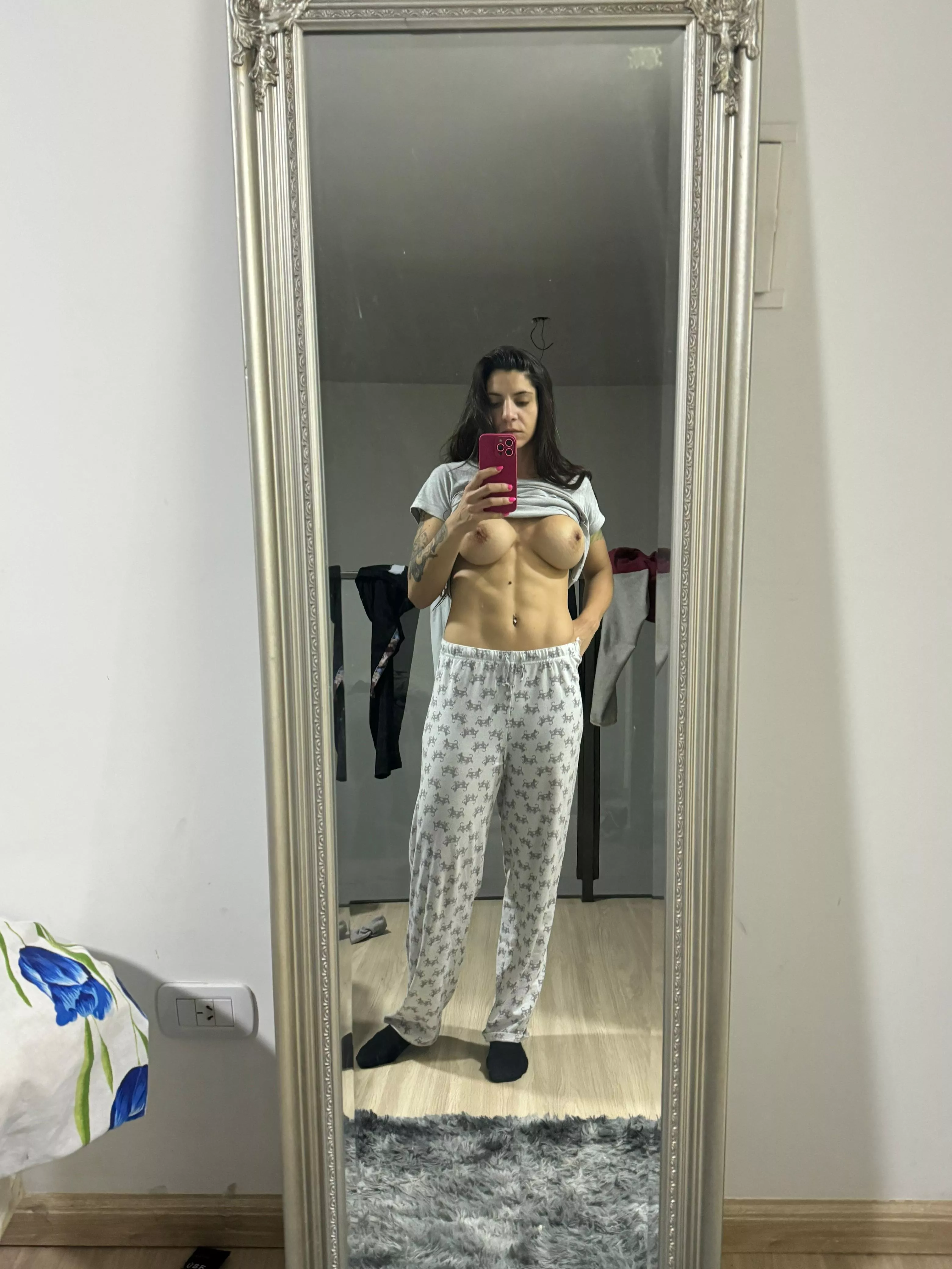 Pyjamas or lingerie? The choice is yours.