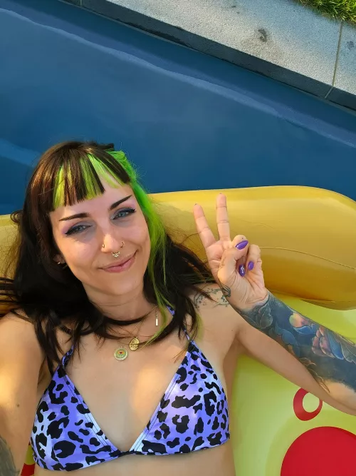 Ready for the weekend! This green is really flashy btw 😆