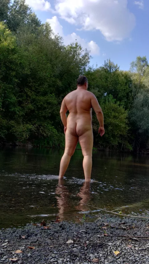  The two benches of the creek,belongs to two different countries. 