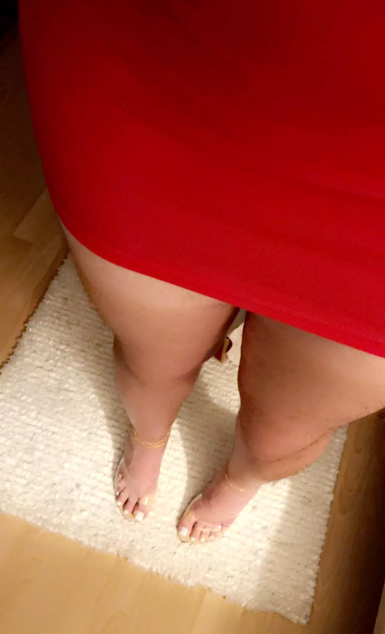 Who wants to suck my toes while fucking me?