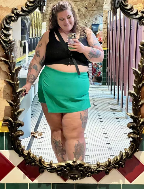 Big lady. Small mirror. ☺️