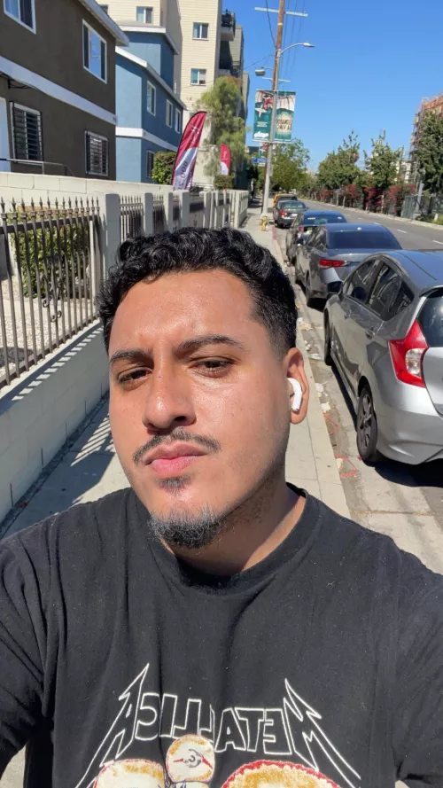 Does anyone play monster hunter world on pc?