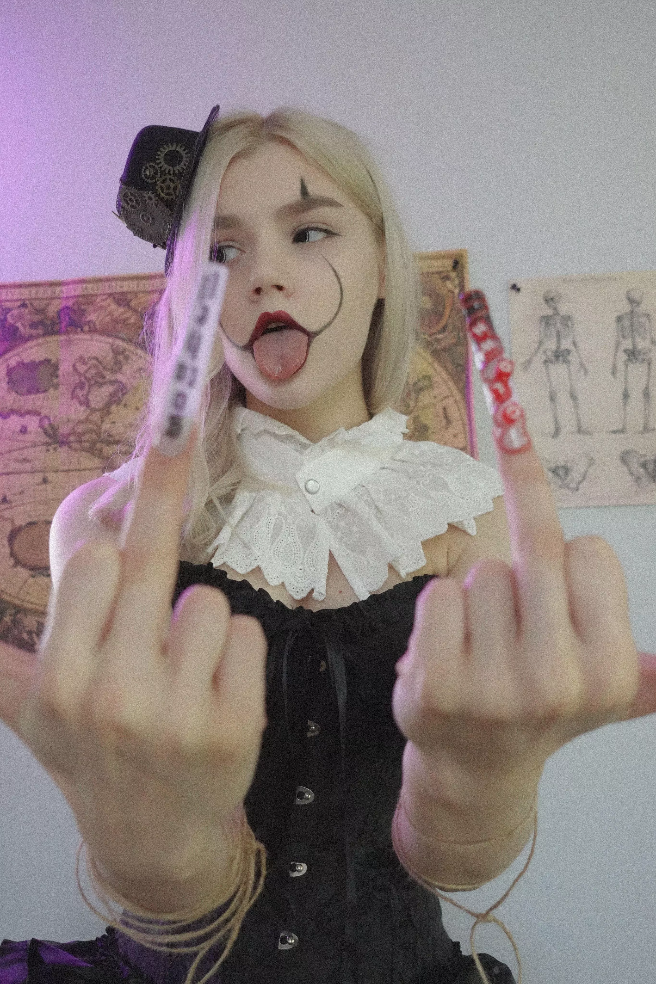 How do you like my nails? Does it match this look?