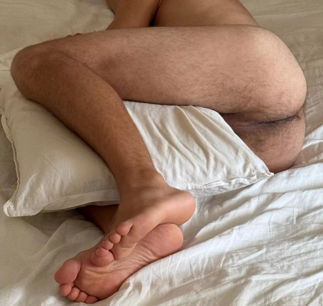 Who here sleeps with a pillow between their legs?