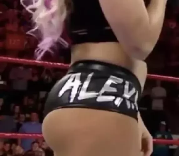 Alexa Bliss be caked up