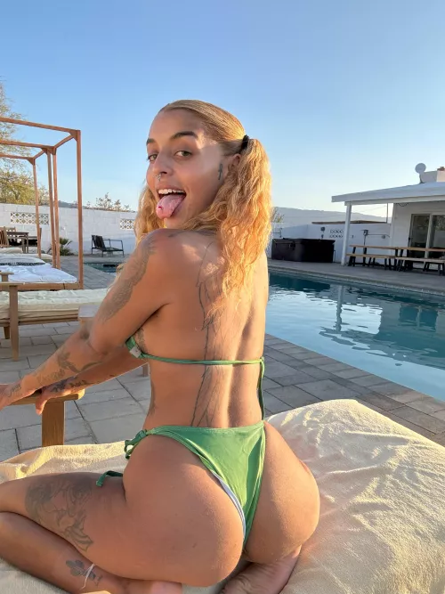 Do you like me in this new bikini set?