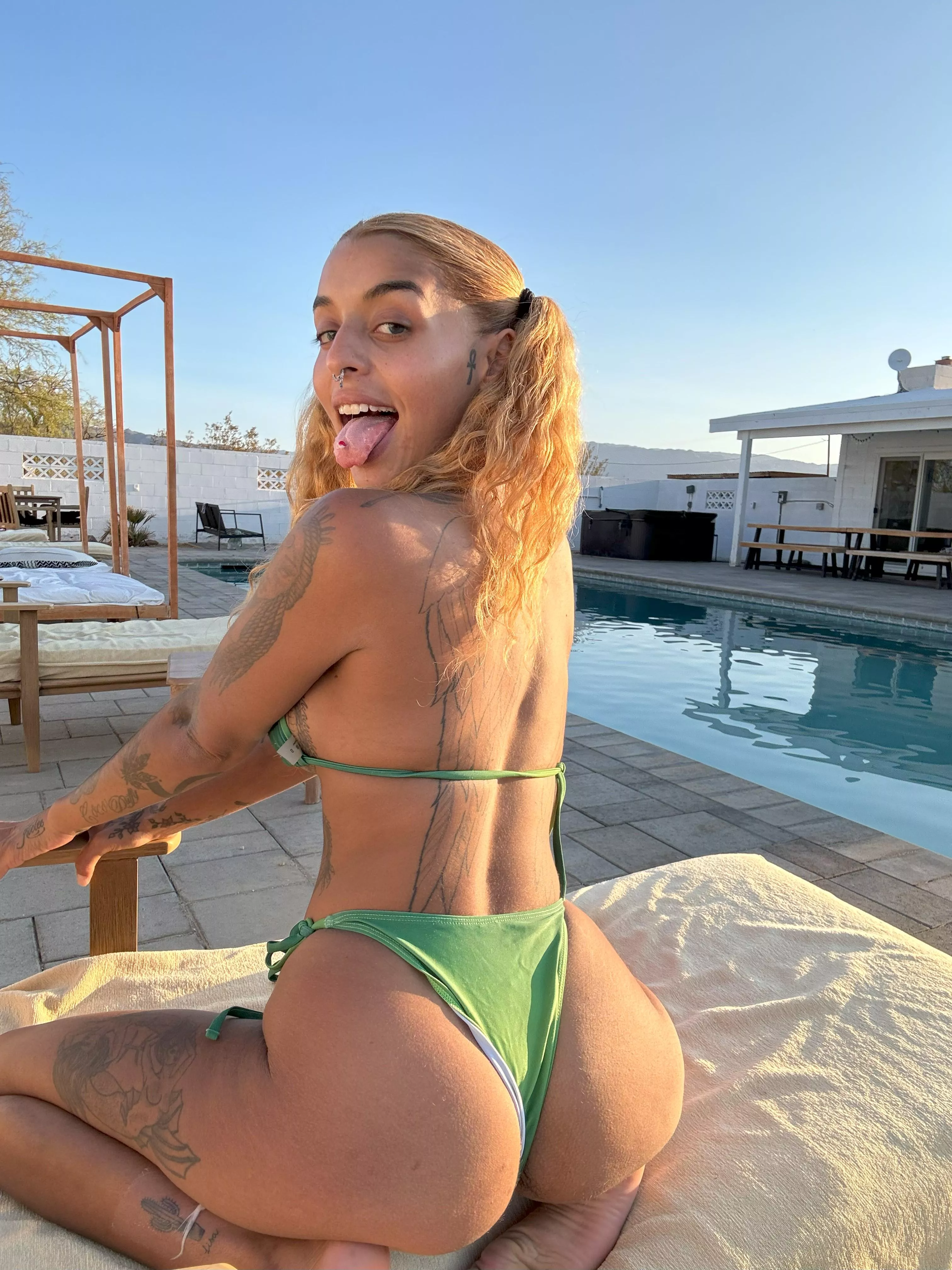 Do you like me in this new bikini set?