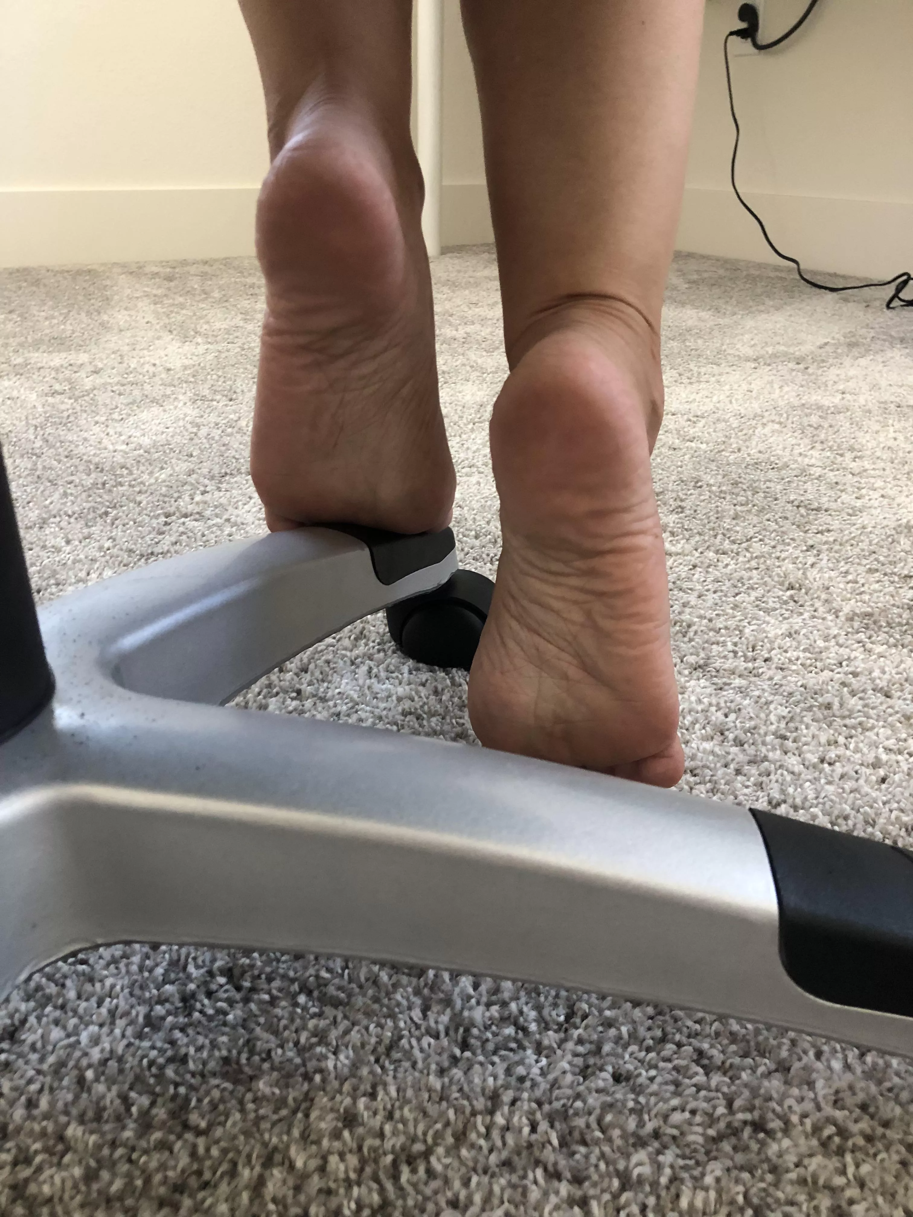 Enjoy the beginning of the new week...with my feet, of course(oc)