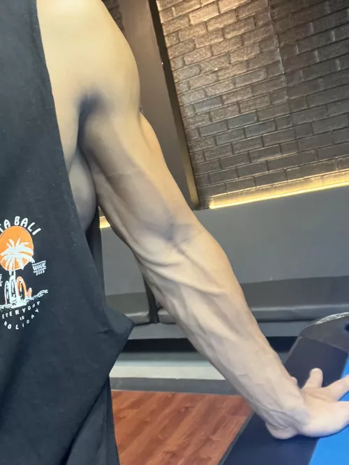 Got roadmap veins in my arm that’ll lead me to your bedroom 😈😈🤝🤝