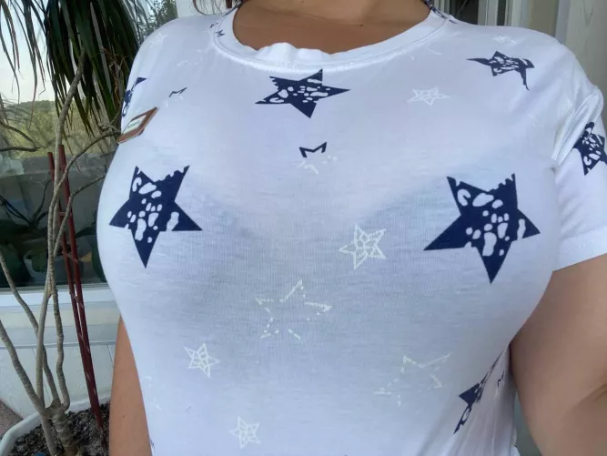 Look at my bra lines