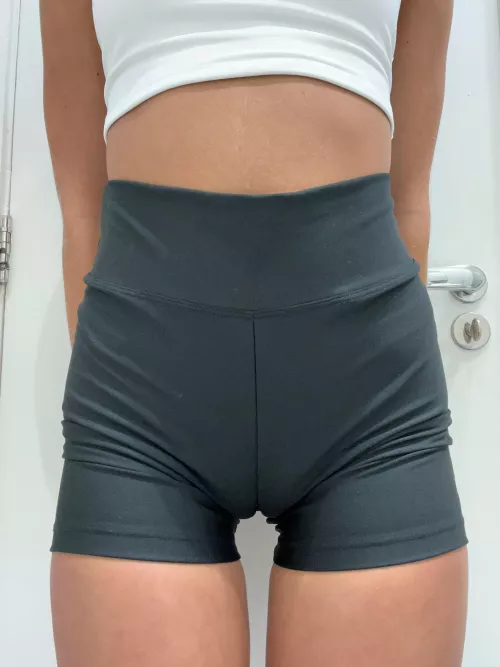 would u eat my cameltoe? :)