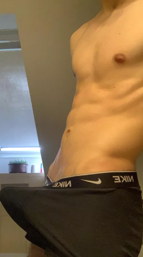 18 with abs and hung. Looking for guys with abs who show face. Hmu @justin_pe00