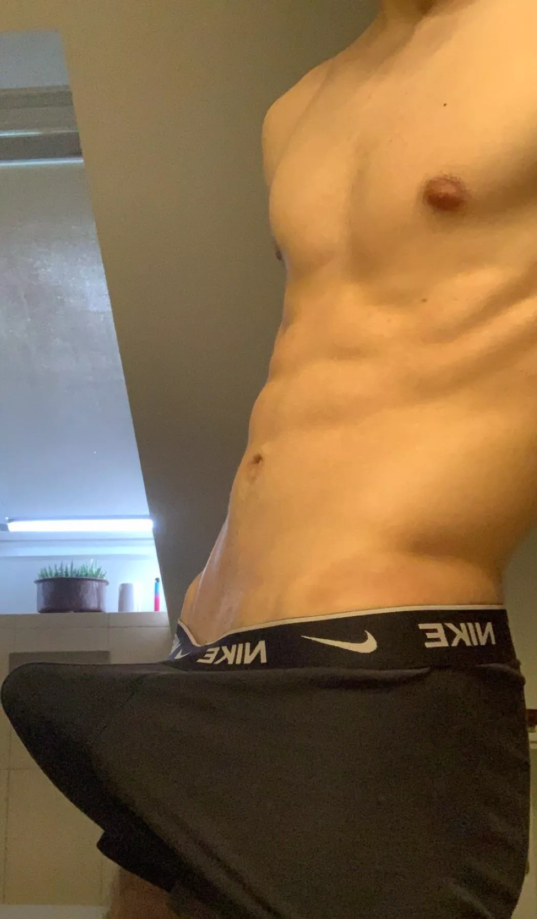 18 with abs and hung. Looking for guys with abs who show face. Hmu @justin_pe00