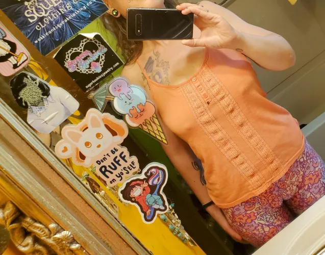 Nobra in the mirror with bonus cameltoe🐫😋