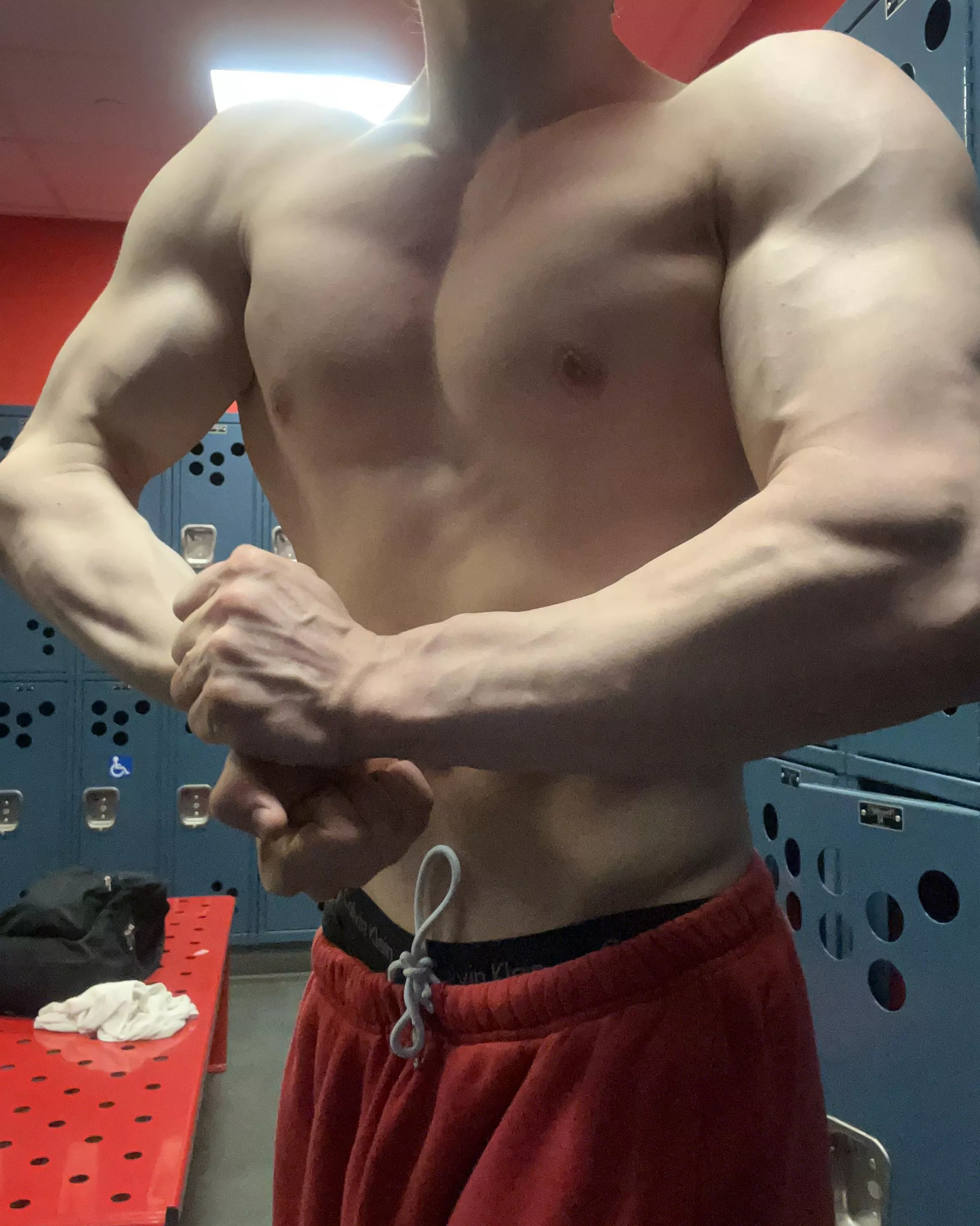 serve & worship this build 🤫💦🔥