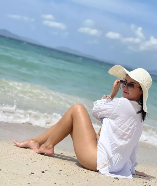 Since everyone liked the hat so much I decided to take another photo with her and share