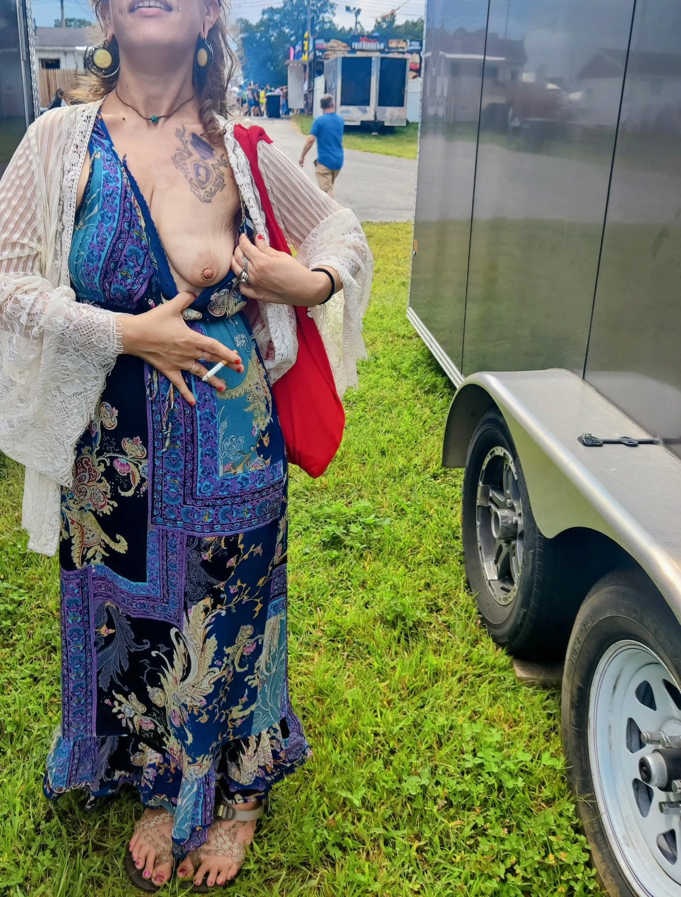 Smoking is bad but one tit out at the fair is gooooood!😁